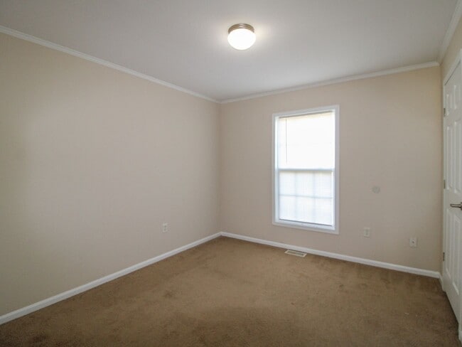 Building Photo - 124 Meadows Ln