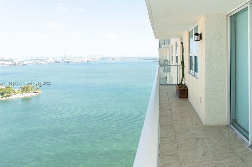 Building Photo - 1155 Brickell Bay Dr