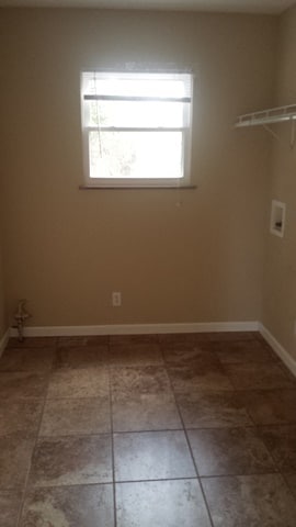 Building Photo - Large 2 Story Home 2540 SFT 3 Bed 2 Bath Home