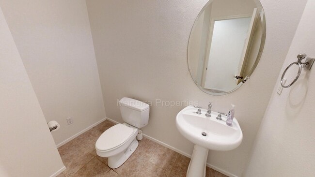 Building Photo - Amazing 2 Bedroom/2.5 Bathroom