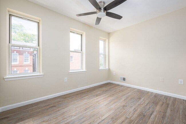 Building Photo - Beautifully renovated 4 BR/ 2 BA