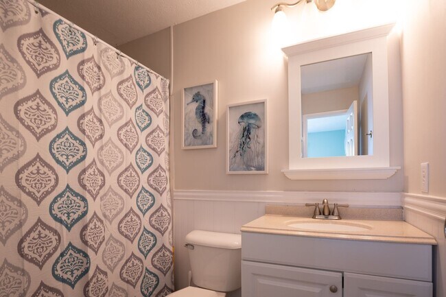 Building Photo - PERFECT "WORK FROM HOME" LOCATION ONLY DEC-JANUARY LEFT