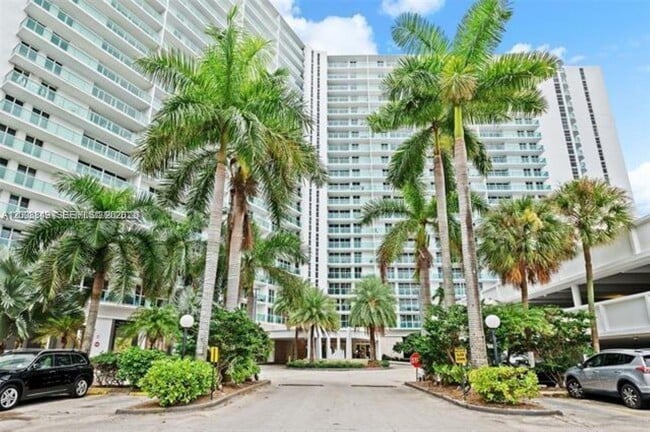 Building Photo - 100 Bayview Dr