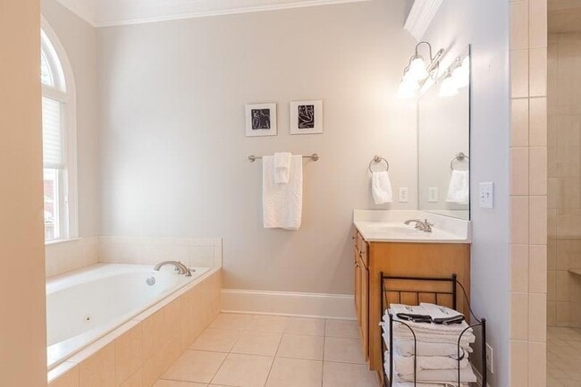 Building Photo - 1106 McLynn Ave NE