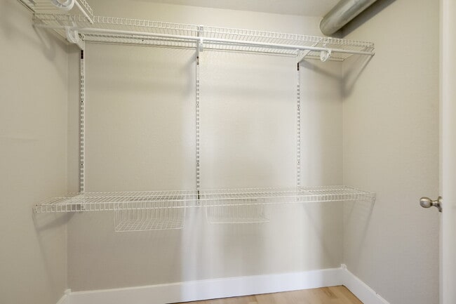 Building Photo - Affordable Lux One Bedroom in West Wash Park