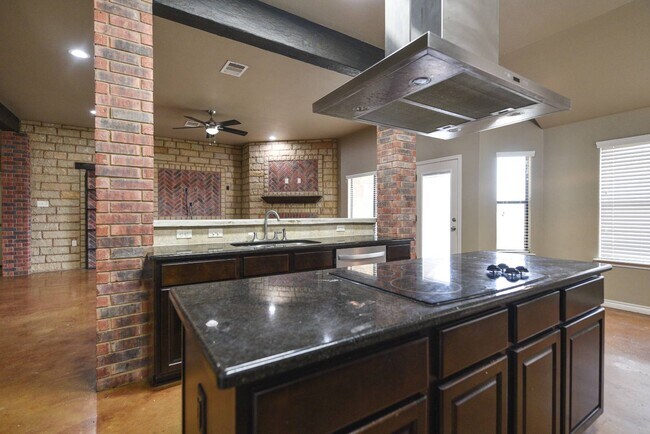 Building Photo - 7100 Almond Dr