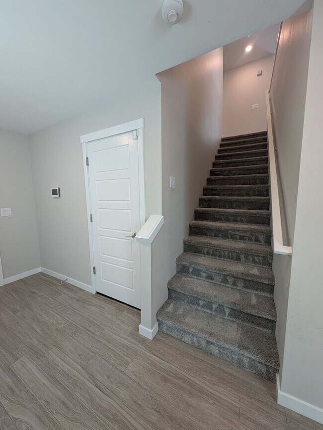 Building Photo - LIKE-NEW 4 bedroom home in Lacey!