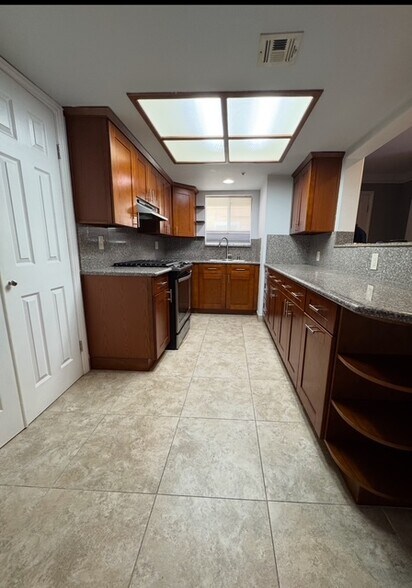 Building Photo - 108 W Maple St