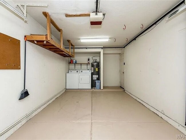 Building Photo - 1800 Club House Dr