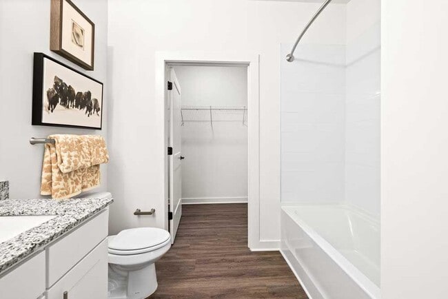 Building Photo - 2023 W Iris Dr SE