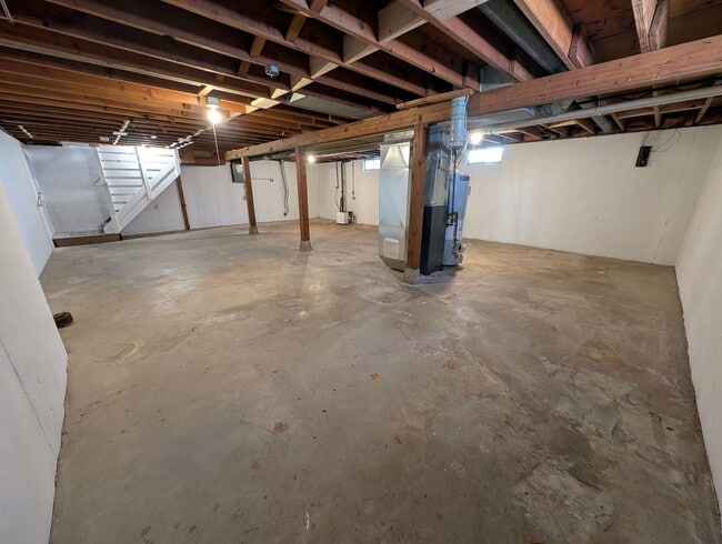 Building Photo - 2 Bedroom, 1 Bathroom house with garage an...