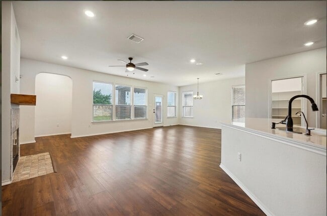 Building Photo - 705 Vaughn St