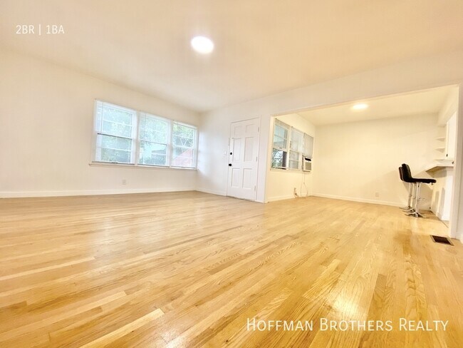 Building Photo - 902 Alandele Ave