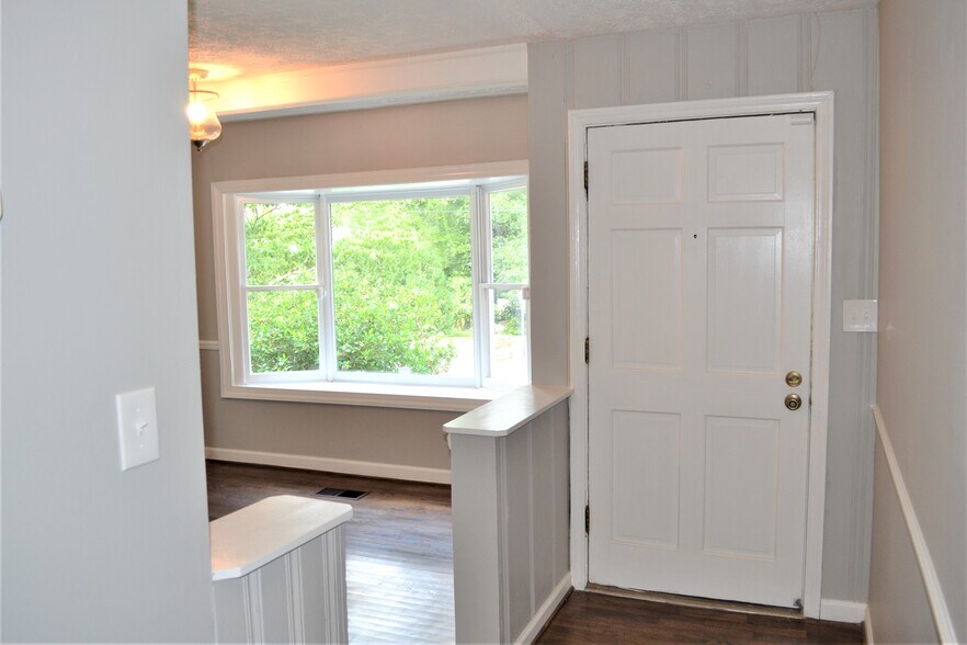 Building Photo - 1375 Nelms Dr