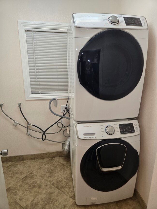 Building Photo - 1645 W Wisteria Pl