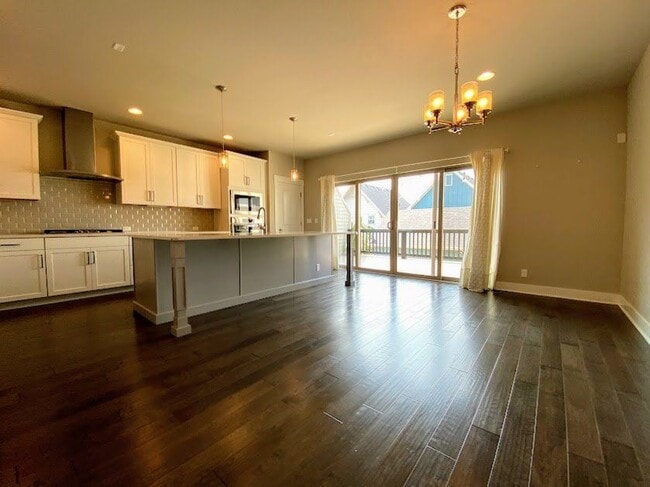 Building Photo - 5447 Valentia St