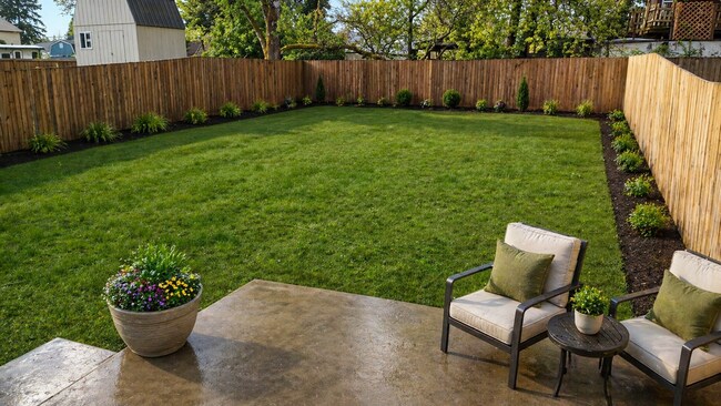 Building Photo - *******  DUPLEX - HUGE YARD  *********