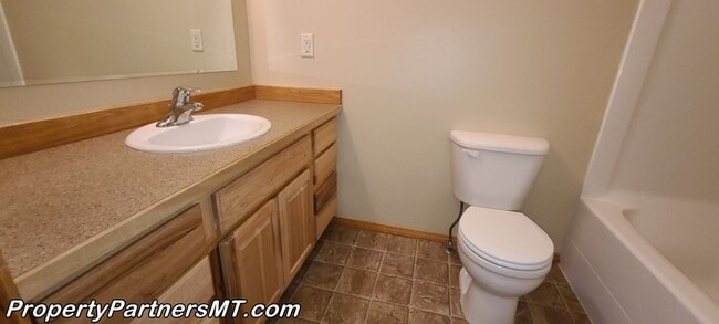 Building Photo - Very Nice 3 Bed 2.5 Bath Town house in River Rock Subdivision!