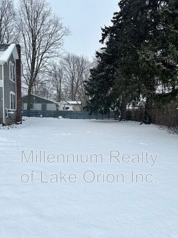 Building Photo - 734 W Oregon St