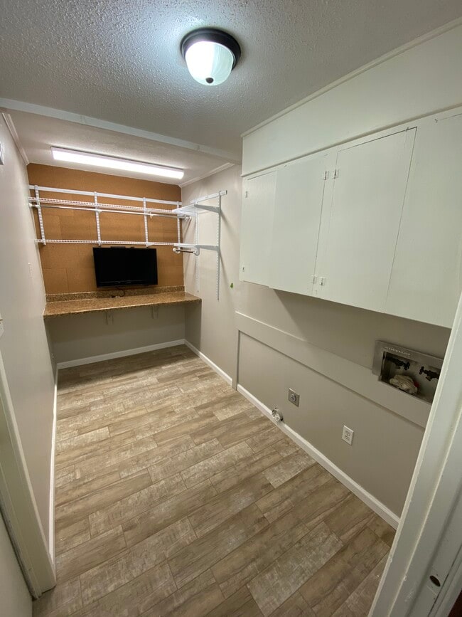 Building Photo - 4010 Honeysuckle Ln