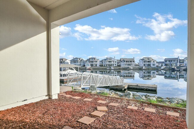 Building Photo - Waterfront Beauty