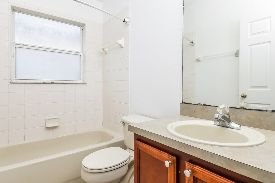 Building Photo - 1140 Stoneham Dr