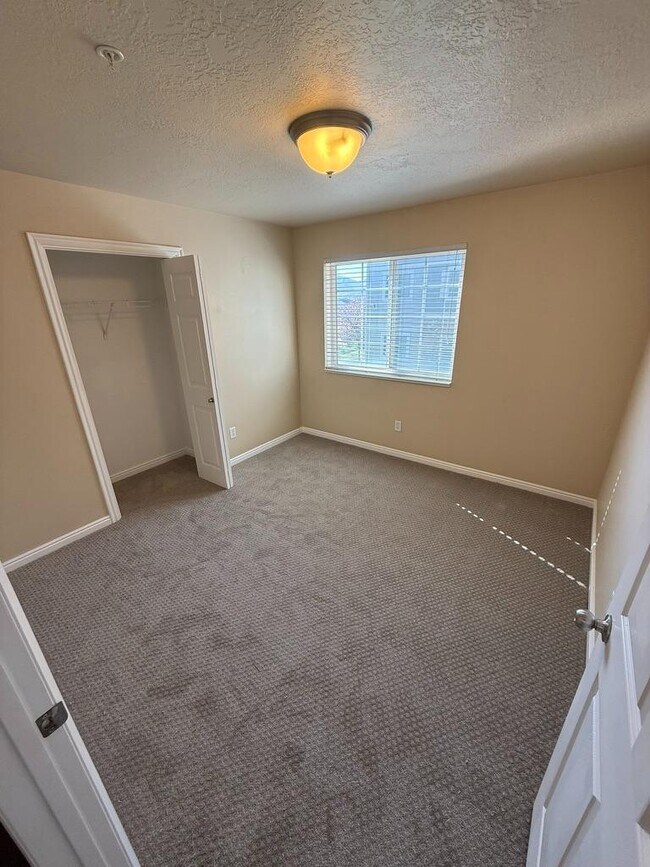 Building Photo - 139 W Ridge Rd