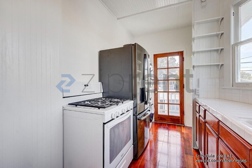 Building Photo - Unit B