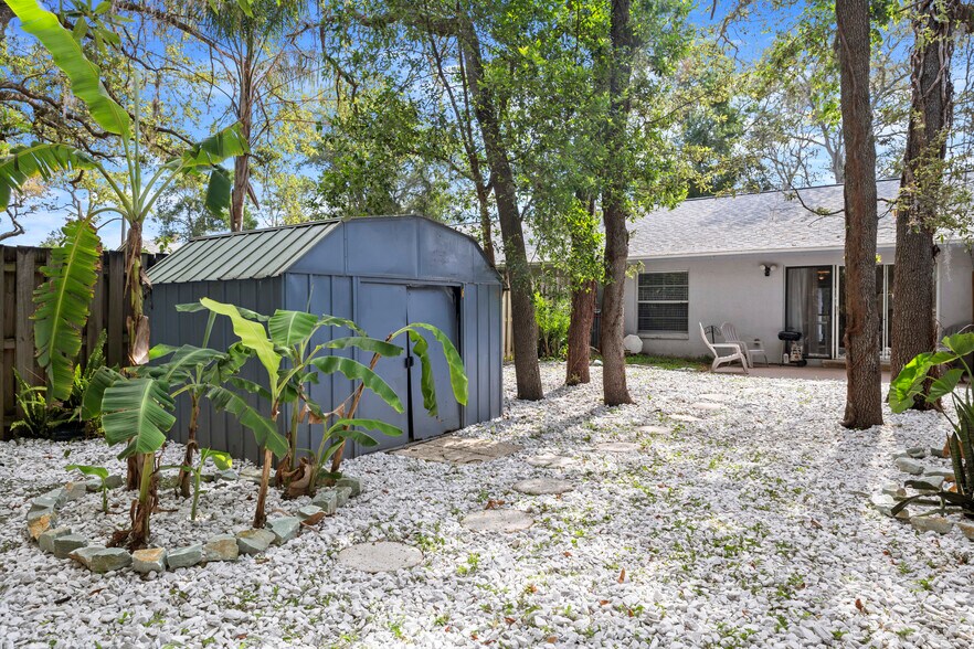 yard for pups - 5014 Gainsville Dr