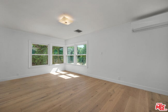Building Photo - 854 25th St