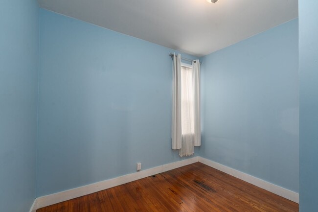 Building Photo - 3-Bedroom, 2-Bathroom in Brewers Hill