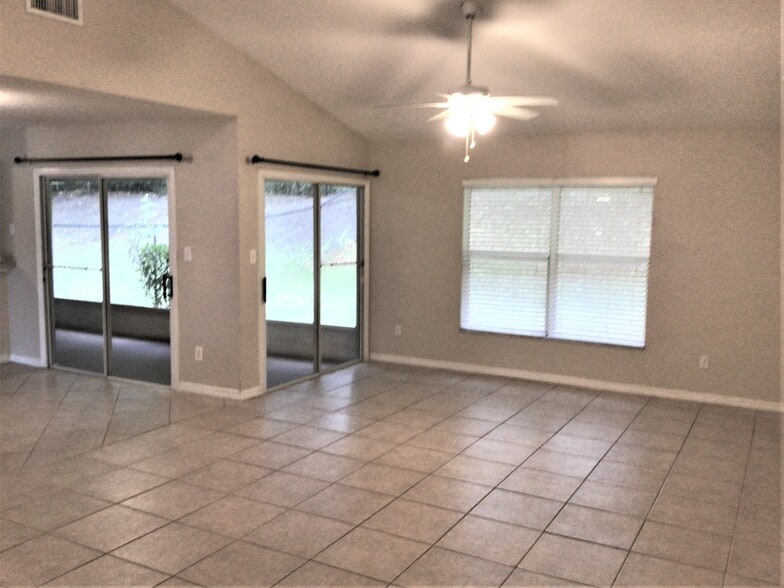 Building Photo - 821 Park Trail Dr