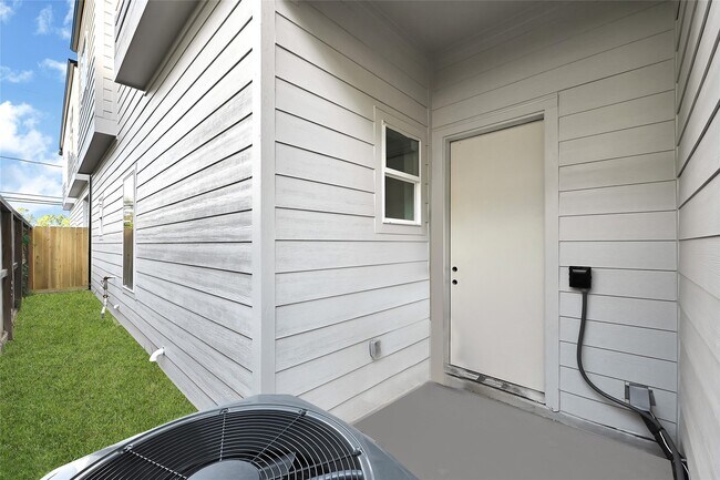 Building Photo - 2595 Paul Quinn St