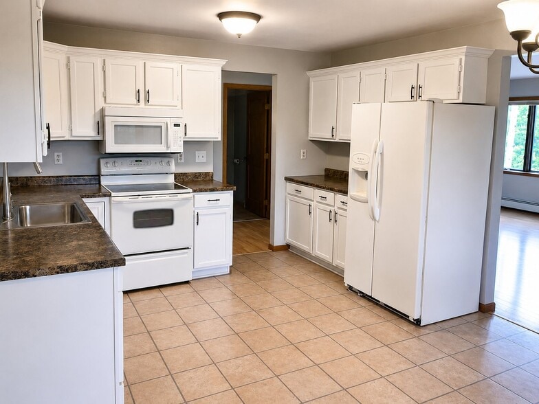 Building Photo - 3320 Rosewood Dr
