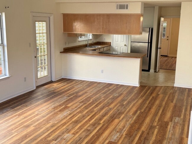 Building Photo - Well Maintained Townhouse Available For August 20th Occupancy