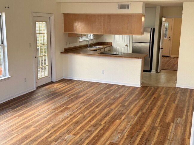 Building Photo - Well Maintained Townhouse....1/2 Off 1st Month's Ret