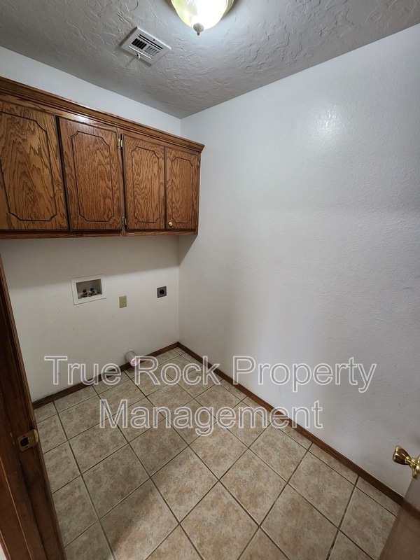 Building Photo - 628 W 22nd St