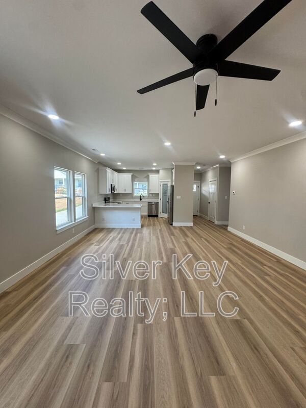 Building Photo - 924 Stratford Ave