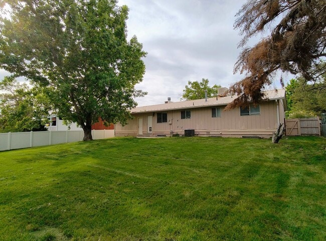 Building Photo - Great 5 Bed 3 Bath Rambler Home in Sandy