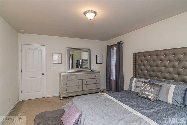 Building Photo - Room in 4 Bedroom Home at Bluegrove Rd