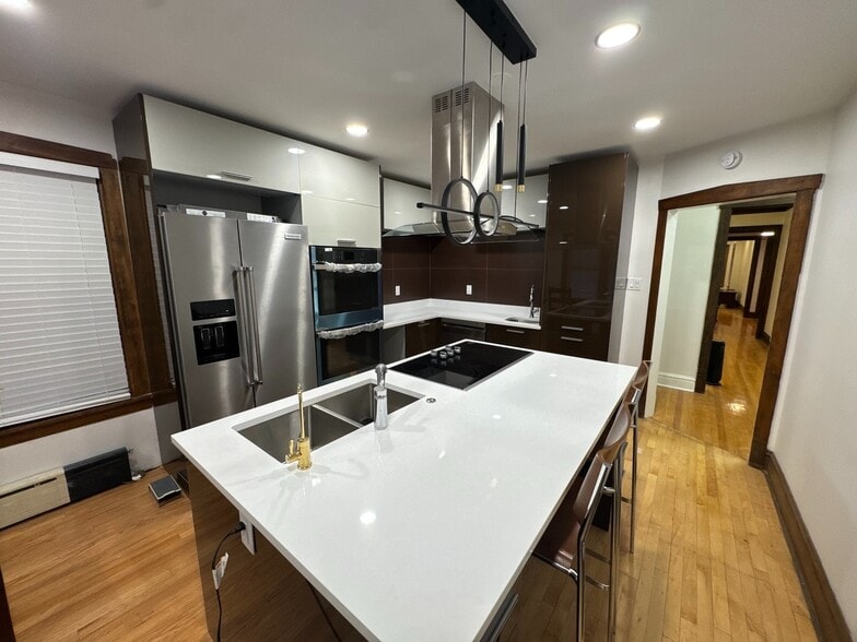 Building Photo - 2437 W North Shore Ave