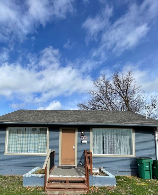 Building Photo - Available Now! Pet-Friendly Updated 2 Bedr...