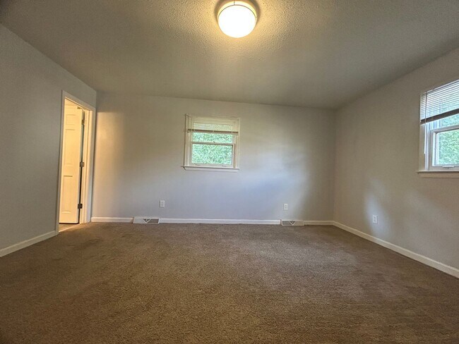 Building Photo - Large 4 bedroom 3 bathroom house in the he...