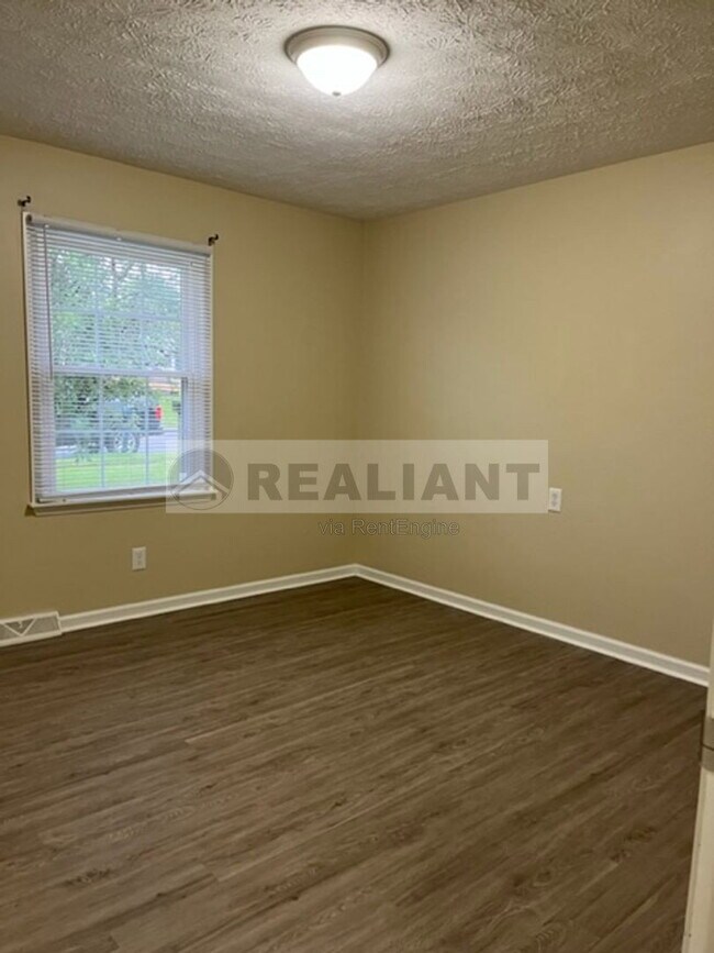 Building Photo - 108 Oakwood Dr