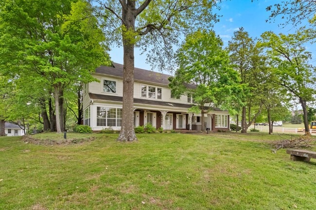 Building Photo - Unique, Charming and Spacious Fayetteville Home!