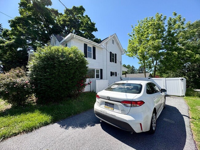 Building Photo - 4 Bedroom 2 Bathroom in Harrisburg!