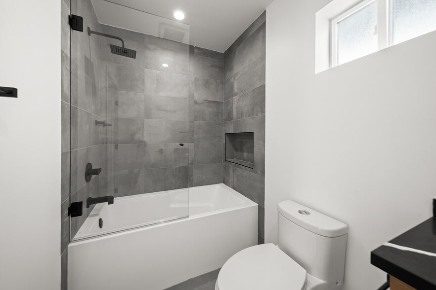 Building Photo - 6049 Craner Ave