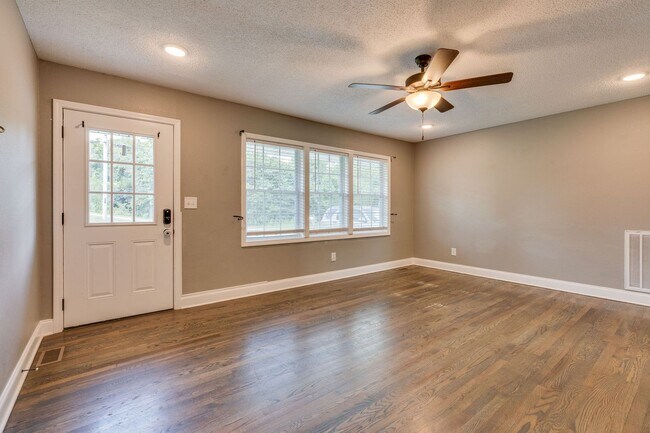 Building Photo - 3 Bed/2 Bath fully Renovated House