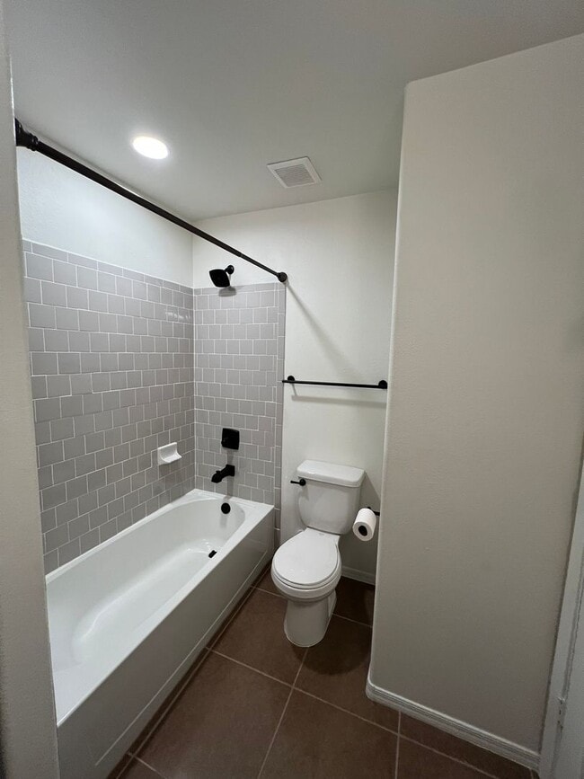 Building Photo - VERY NICE 3 BEDROOM IN DESERT SKY!