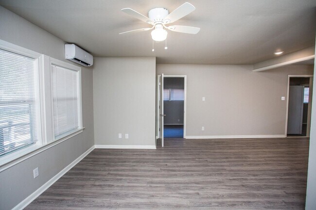 Building Photo - Spacious 4 Bed 2 Bath with Big Backyard